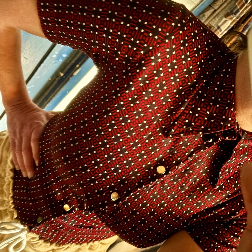 1960s patterned shirtsleeve blouse in size smalll, stretchy